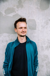 SOMEWHERE OVER THE HAYBALE FABIAN IM INTERVIEW ÜBER QUEERS LEBEN AUF DEM LAND BEI AUSGANG PODCAST