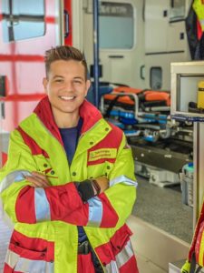 LUIS ERZÄHLT UNS VON SEINER ARBEIT BEIM RETTUNGSDIENST UND WAS TIKTOK DAMIT ZU TUN HAT IM AUSGANG PODCAST INTERVIEW