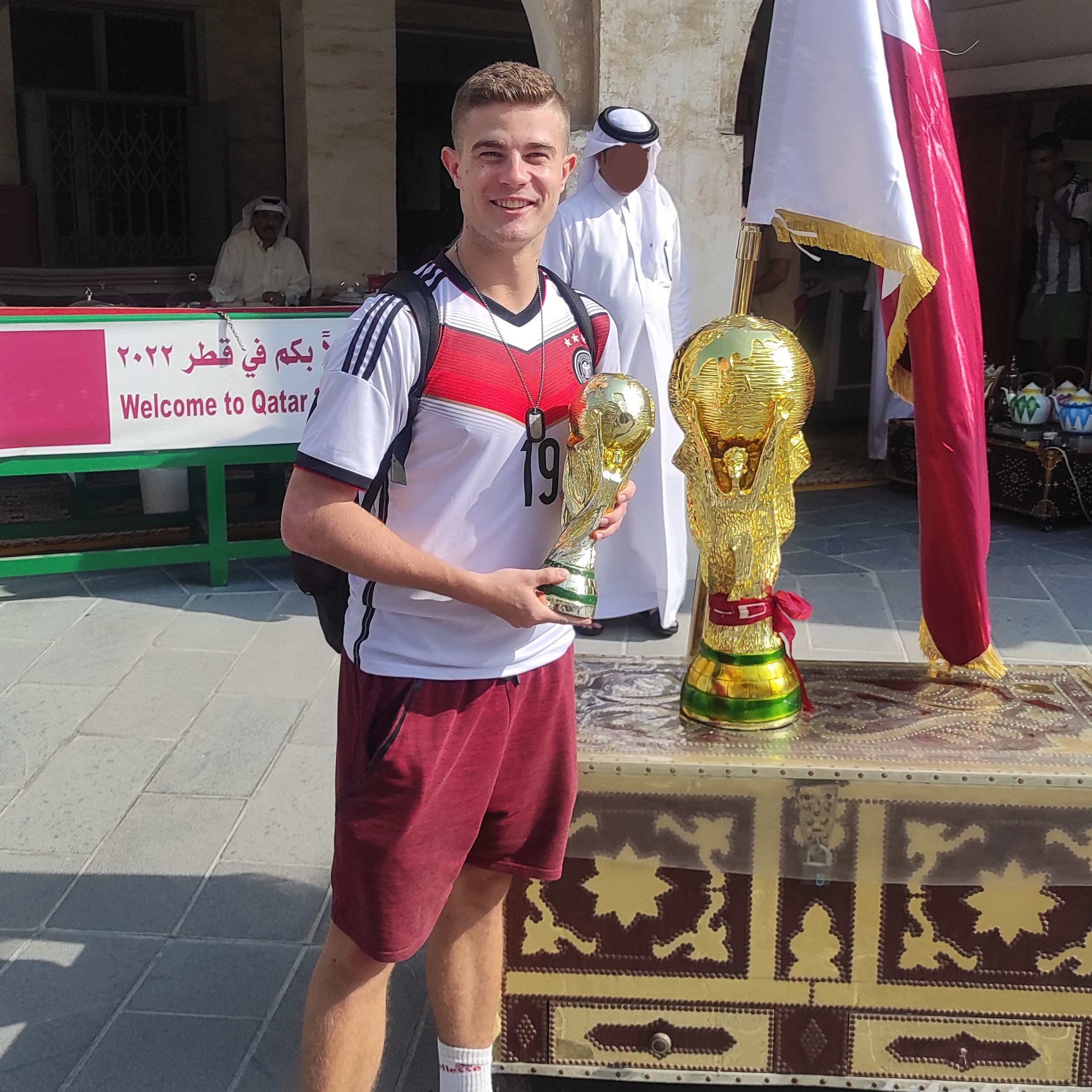 Bengt Kunkel mit Regenbogenbinde zur Fußball-WM 2022 in Katar im Interview bei Ausgang Podcast