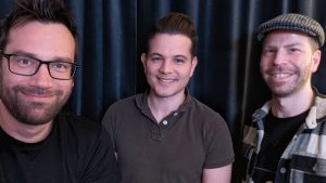 Rettungssanitäter und Content Creator Luis Teichchmann beim dritten Interview mit Ausgang Podcast. Links neben ihm steht Host Sebastian, rechts neben ihm steht Host Toni. Alle drei Lächeln in die Kamera.