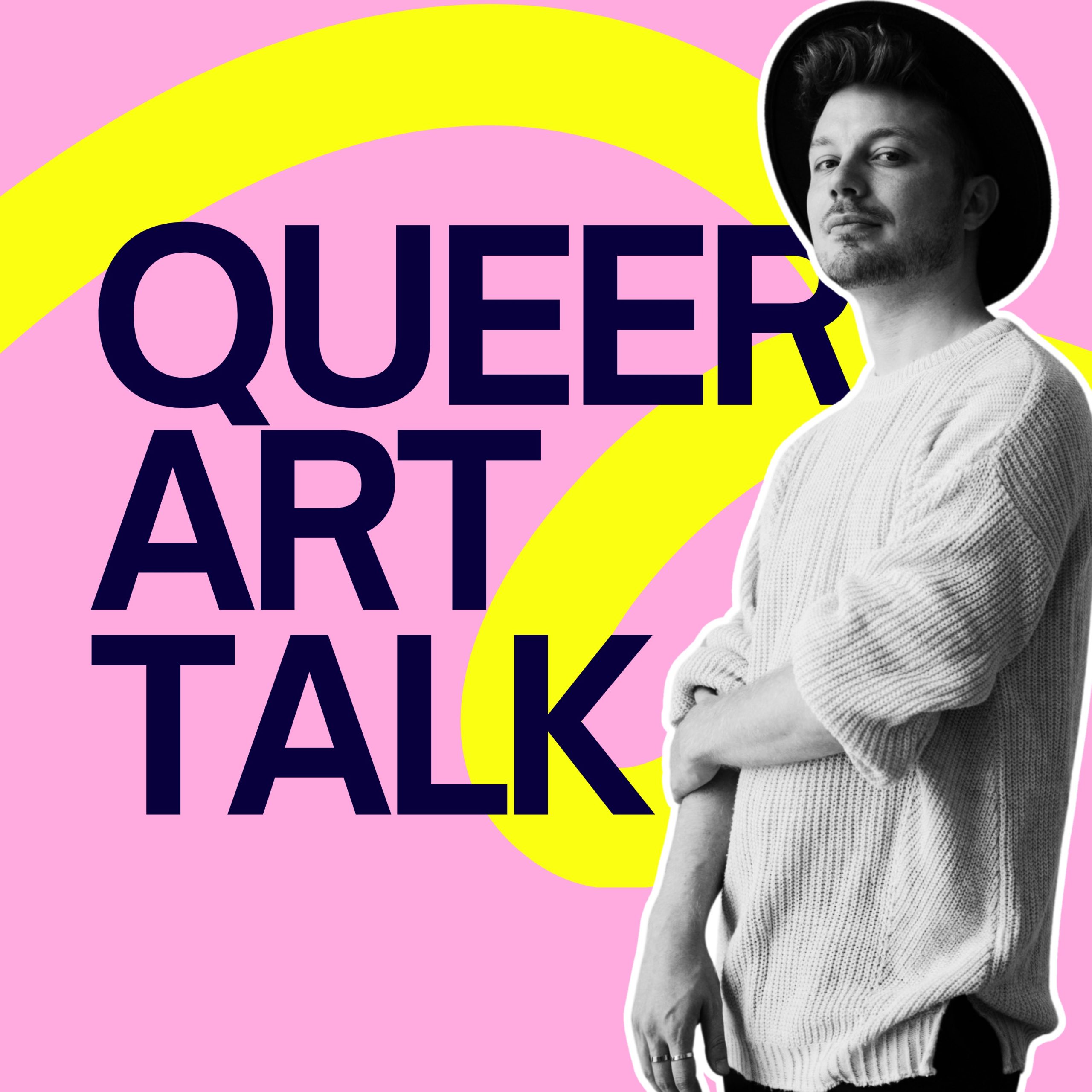 Das Bild zeigt das Cover des Podcasts "Queer Art Talk" von Lukas Moll. Der Künstler und Podcaster steht rechts im Bild und ist seitlich eingedreht. Er trägt einen Hut und einen Wollpullover. Er selbst ist schwarz-weiß dargestellt. Der Hintergrund ist rosa gestaltet mit einer gelben Linie. Der Name Queer Art Talk ist mit schwarzen Buchstaben mittig im Bild platziert. Das Porträt von Lukas hat die Fotografin Sylvette Loda aufgenommen.